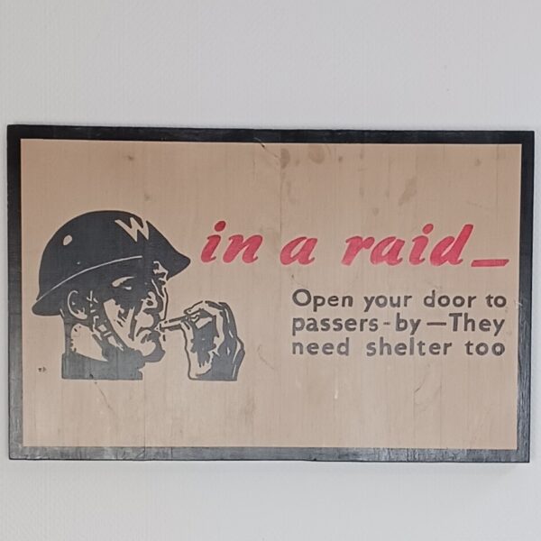 Panneau bois "In a raid"