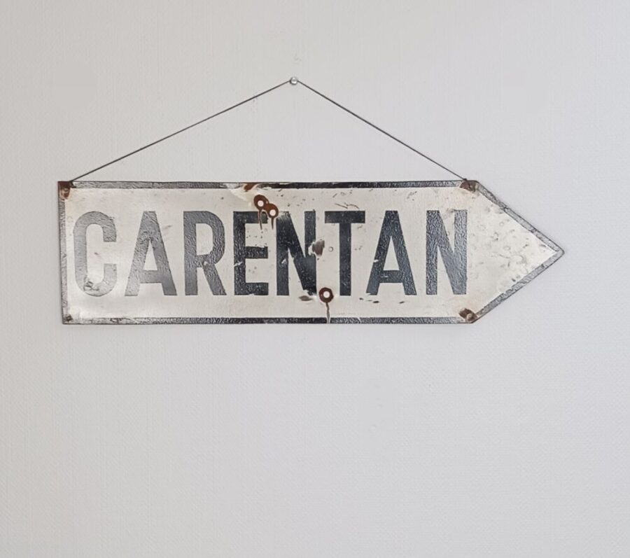 Panneau directionnel métal "CARENTAN"