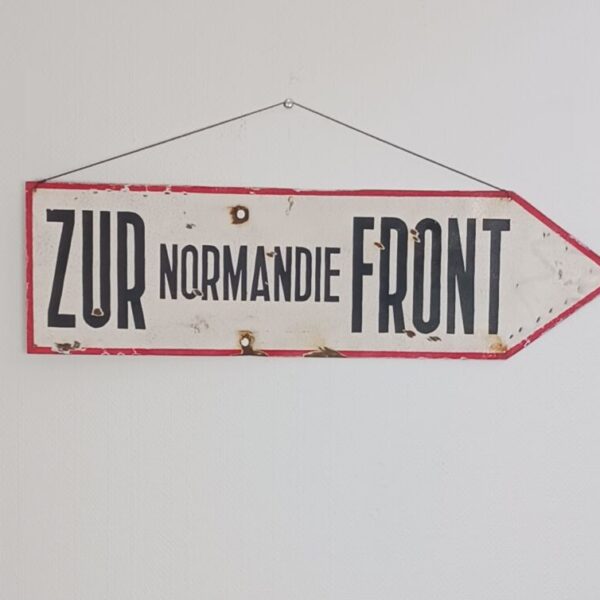 Panneau directionnel métal "ZUR NORMANDIE FRONT" Rouge
