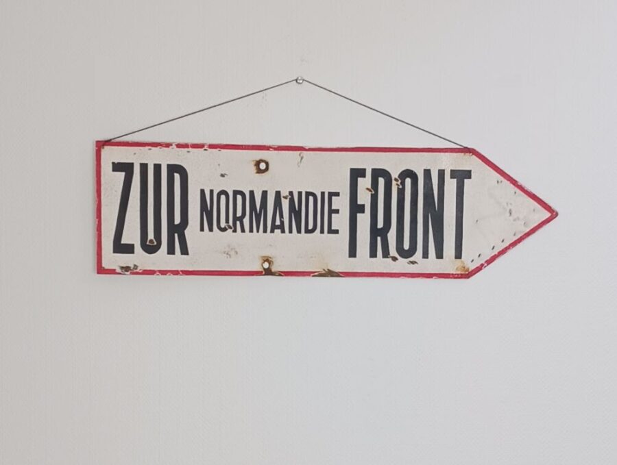 Panneau directionnel métal "ZUR NORMANDIE FRONT" Rouge