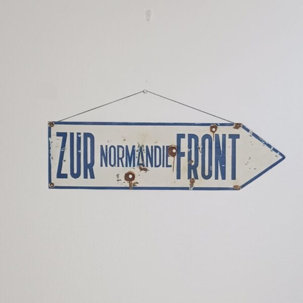 Panneau directionnel métal "ZUR NORMANDIE FRONT" Bleue