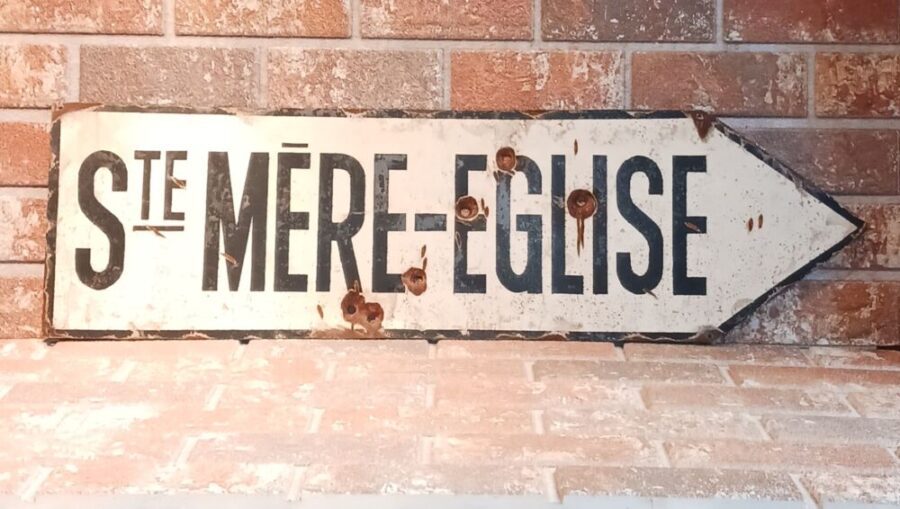 Panneau directionnel métal "STE MERE EGLISE"