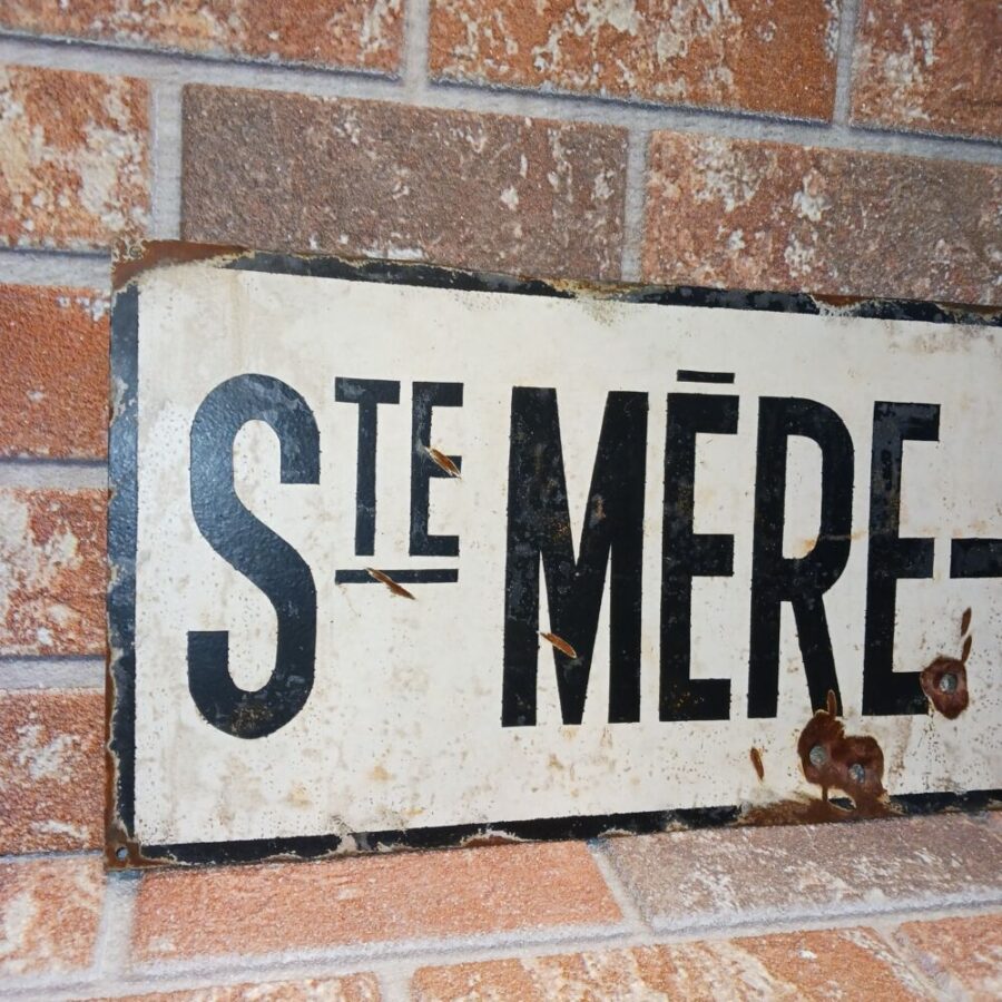 Panneau directionnel métal "STE MERE EGLISE" – Image 2