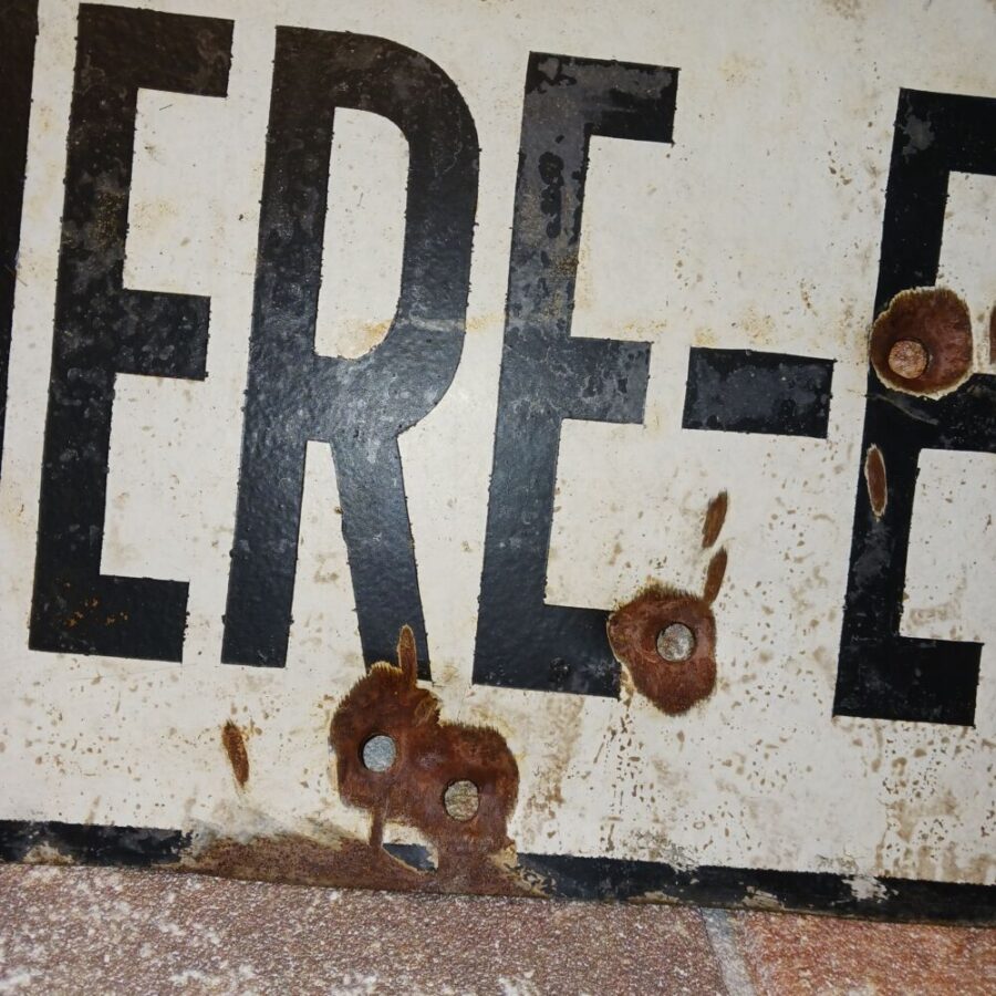 Panneau directionnel métal "STE MERE EGLISE" – Image 4