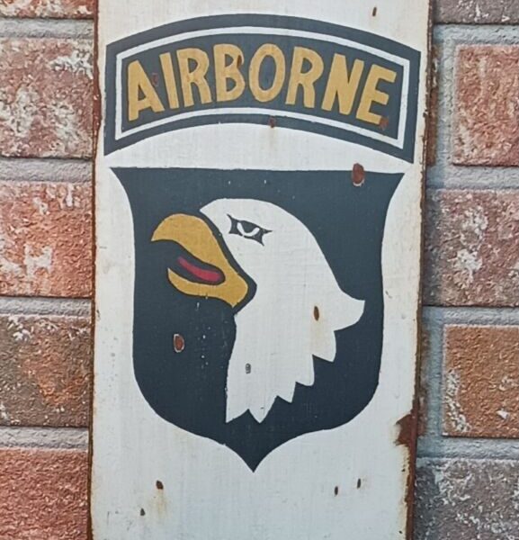 Plaque "Screaming eagle" métal 40cm x 20cm