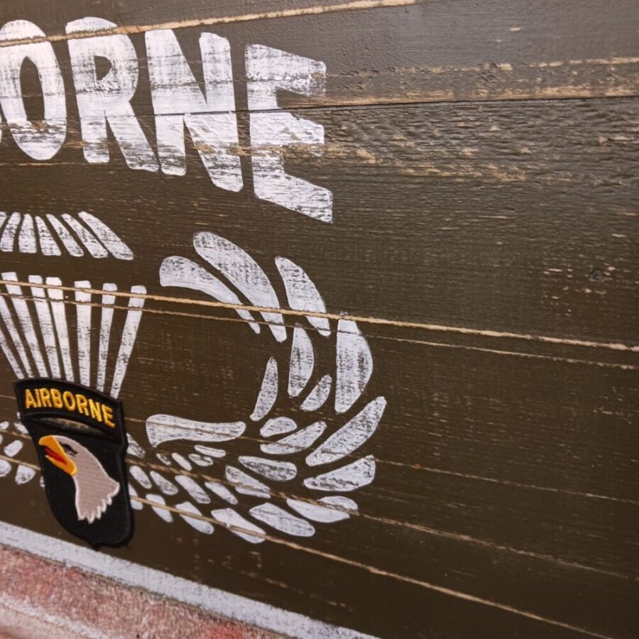 Panneau bois "AIRBORNE" – Image 2