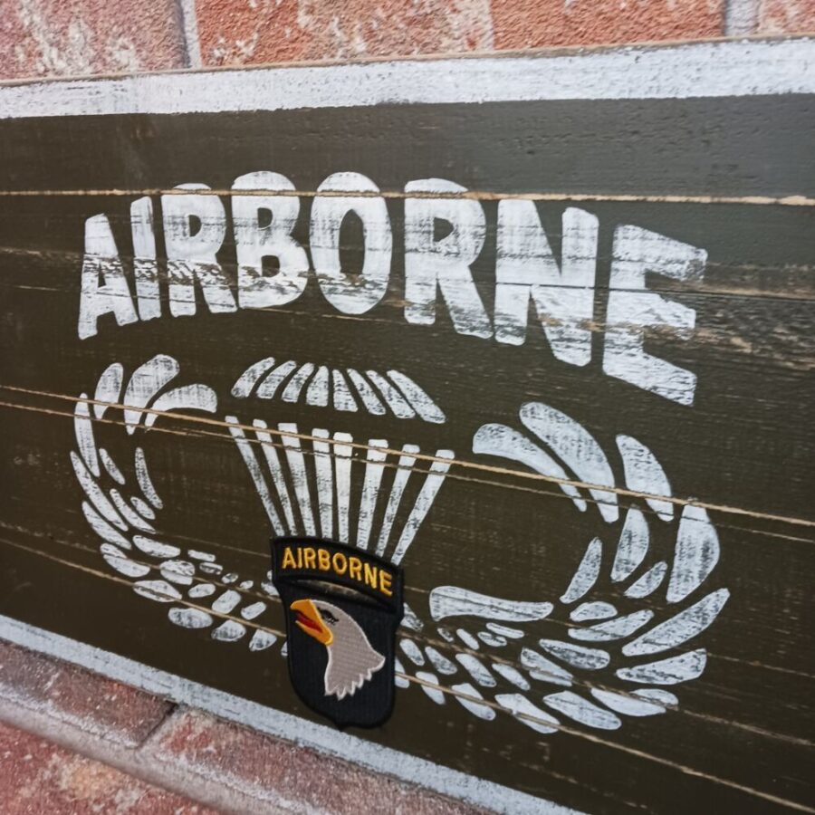 Panneau bois "AIRBORNE" – Image 3